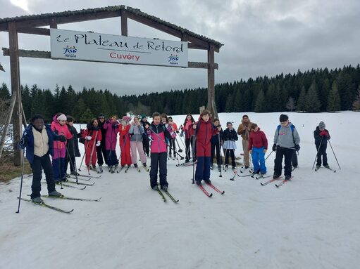 photo ski devant porte cuvery.jpg